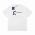 p110款号：D133 louis Vuitton 春夏印花喷绘效果印花短袖 春夏新款路易春款短袖 采用一比一原材料复刻 细节做到高品质版本 短袖取材清爽毛料，