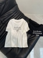 25Ss上新 圆领T恤采用休闲版型，饰有 Acne Studios 徽标图案，袖口和下摆。采用喷绘图案设计。小版型上身不挑身材，怎么搭配都能轻松驾驭！白色 黑色