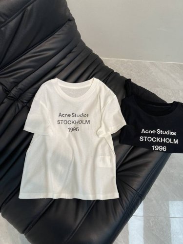25Ss上新 圆领T恤采用休闲版型，饰有 Acne Studios 徽标图案，袖口和下摆。采用喷绘图案设计。小版型上身不挑身材，怎么搭配都能轻松驾驭！白色 黑色