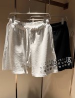 马吉拉 Maison Margiel 2025春夏新款男女同款休闲短裤，专柜同步发售！定制专属洗水纯棉面料，裤腿印花Logo设计！简约大方，从容百搭，档次极高，