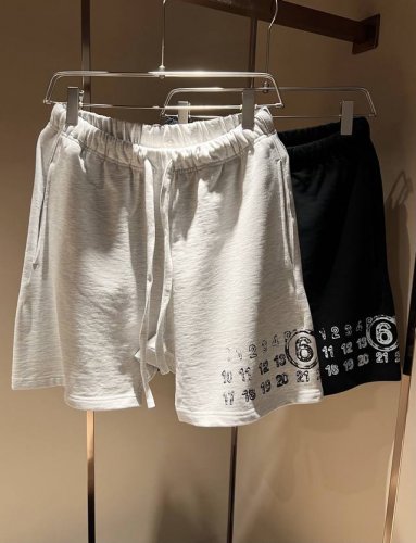 马吉拉 Maison Margiel 2025春夏新款男女同款休闲短裤，专柜同步发售！定制专属洗水纯棉面料，裤腿印花Logo设计！简约大方，从容百搭，档次极高，