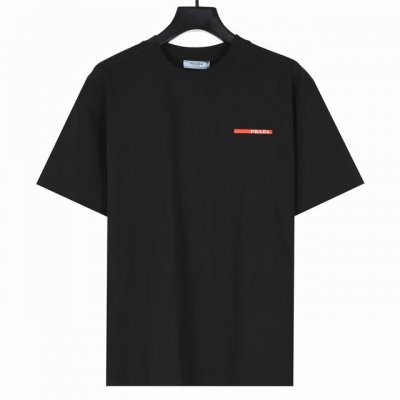 本地自取160 prada/普拉达 25Ss 胸口红色饰条刺绣短袖 胸前经典红色刺绣字母Logo，典型精准的英式版型裁剪，各年龄段均可驾驭，满足任何日常生活工作
