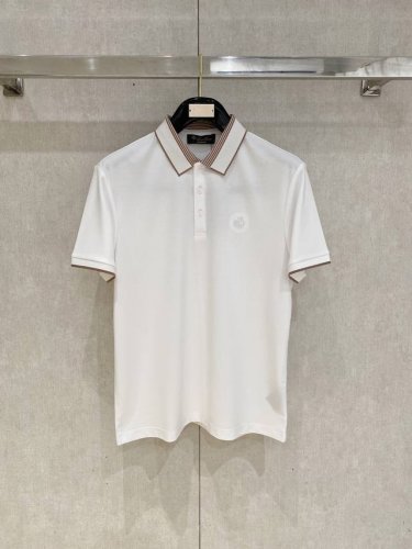 l夏季新品翻领Polo短袖 时尚单品设计，更加时尚舒适，高标准定制，上身非常有型，奢华品牌经典Logo图案 客供辅料，客供进口舒适透气面料质感非常细腻，细节工艺