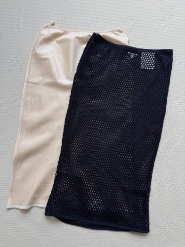 prad* 25Ss春夏新款 网格镂空两件装半身裙 原版开发 高版出品 粉调主色搭配杏色内搭与春日温柔融合 精致纹理彰显匠心 简约设计展露随性洒脱 无论是漫步街
