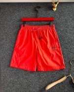 l牌*现货 25夏季轻奢 速干面料 天然纤维短裤，口袋经典拼接条布 宽松休闲短裤 此款运动休闲短裤采用了最新的天然纤维，可降解无害，柔软舒适，表面顺滑有光泽，吸
