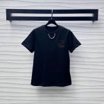 Louis Vuitto*2025新品上架 绣花链条 定制Yb进口全棉材质 透气舒适 通体素色打底点缀绣花字母徽标装饰 彰显品牌调性 领口饰以金属字母链条设计