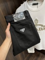 主推 P270 Prada 独家专供25S开春新款普拉达潮男时尚休闲牛仔裤，高端欧版原单裤子，潮流时尚休闲裤子 透气舒适度高，细节无可挑剔，品牌元素设计理念，体