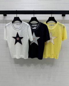 上新原端高端品质 Dio* 2025春夏新款系列 星星针织短袖 定制羊毛纱线织造 质感高级 舒适柔软 圆领短袖上衣剪裁 密实针织细腻凸显品牌质感 领口撞色螺纹包