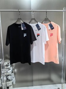 90 Fila Fusion斐乐2025夏季经典Logo图案印花T恤 简约而不简单，它是经典与潮流的完美融合 男女同款 纯洁的白色，宛如一朵清新的云，带给你无尽