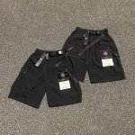 上新 Stone Island 石头岛25Ss新品工装机能风大口袋徽章Logo百搭休闲短裤，高街风十足。经典百搭永不过时，夏季出行必备百搭短裤 高品质工装面料，