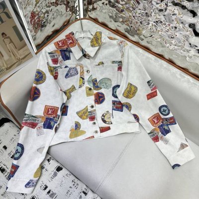 L家一系列款海报印花牛仔外套+长裤时髦低调气质又奢华高级！版型百搭不挑人，原版定制面料 做工品质看细节。白富美必入！强烈推荐 高品质 一色 尺码Sml 外套 长