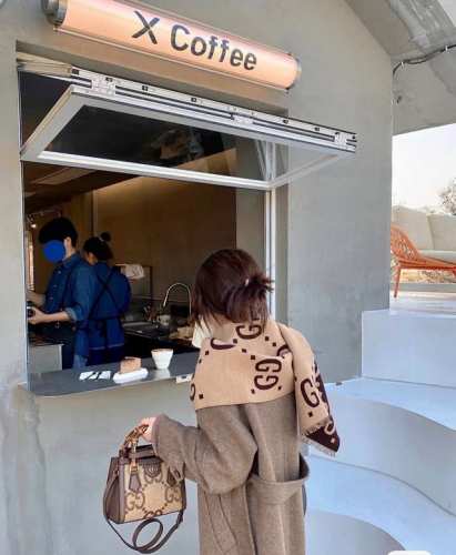 Gucci古驰 咖色双面围巾 配礼盒塑封 免代购Gucci重磅极品贸易公司渠道货超级流弊。品质绝了，被QC“潜规则”的Gucci最最经典披肩。纯纯纯原~就这么两