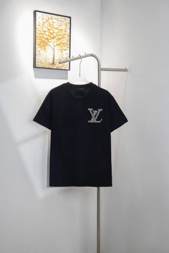 款号：Y147 Louis Vuitton Lv路易威登满珍珠字母炮珠手工制作圆领短袖 炮珠 全套包装 三标齐全 原版配套辅料1:1 主唛工艺 非常的高端 已经