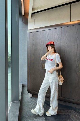 louis Vuitton Lv 驴家字母重工刺绣短款链条圆领短袖T恤 款号 25673905731 颜色 黑色 红色 尺码 Sml s码80-95斤 m码95