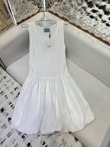 prada*2025夏季新款 背心花苞连衣裙 胸前三角标装饰 上下不同面料拼接设计 花苞裙版型减龄必备 两色Sml