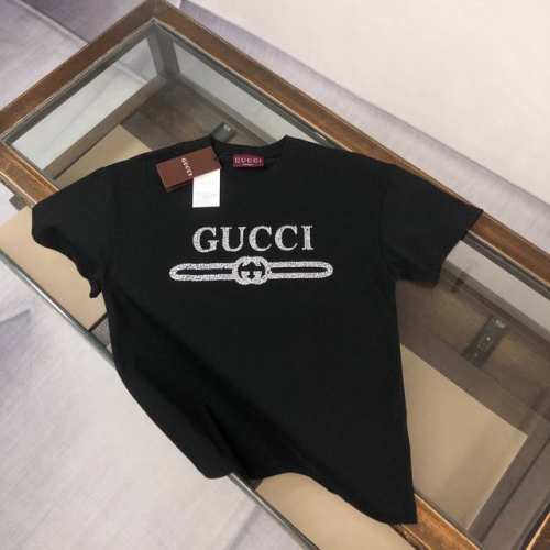 Cgucci 古驰 2025最新款短袖T恤，绝对的顶级爆款，原版一比一面料，胸前烫钻Logo更显得不凡跟高档，大气，简约，基础，耐看，但又独具风格，结合了一款优