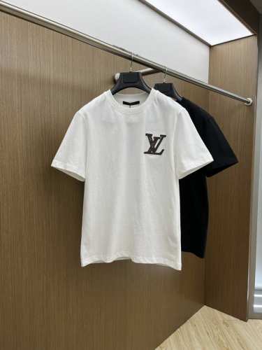 新款 Lv 高定面料 玉蚕丝般的丝滑 2025春夏新品上市时尚经典圆领短袖时尚单品设计，更加时尚舒适，高标准定制，上身非常有型，人工手绘工艺， 客供辅料，客供进