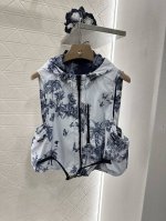 l210 Dio*2025新品上架 印花冲锋马甲裙裤套装 定制Yb进口冲锋材质 挺括有型 质感十足 连帽马甲一片式裙裤套装 通体以大面积热带风情椰树蝴蝶图案为亮