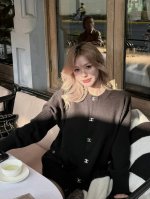 chanel 书包扣针织开衫 工艺说明：定制羊绒锦缎混纺料 采用接缝立体缝线 它通过在接缝处使用特定的缝纫方法 使衣物呈现出更加立体和贴合身体的效果 人工专机起