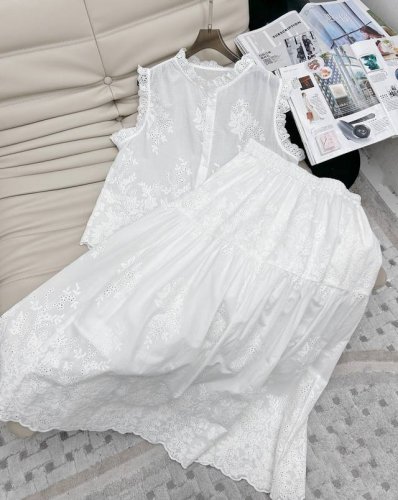 60年新款 优雅绣花背心上衣高腰半身裙两件套 ，无袖花边立领上衣搭配重工绣花立裁设计，超重工的设计搭配同系列半身裙 高腰节线优化身材比例曲线，保留设计美观大气简