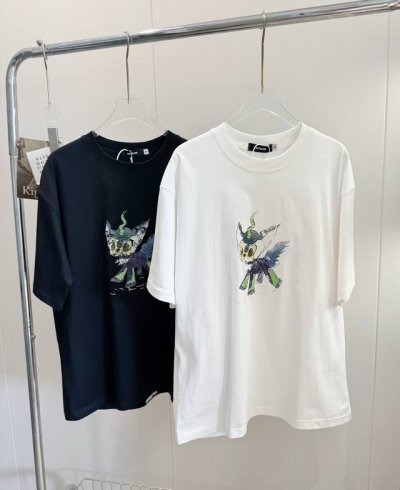 品名：We11Don* 小怪兽涂鸦刺绣短袖 尺码：S.M.L 颜色：白色 黑色 小鬼，田曦薇同款，尊嘟喜欢这个小怪兽，好好看，超舒服超百搭的T恤。被呆萌的小怪兽