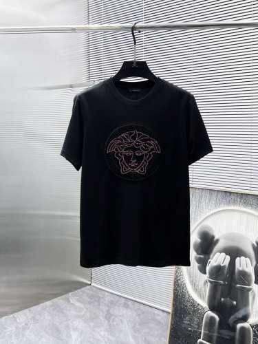 范思哲 Versace 2025Ss新款 半袖 体恤 短袖 圆领T恤，高端版本！专柜定制面料 透气舒适度高，细节无可挑剔，品牌元素设计理念，体现高品质。手感细腻