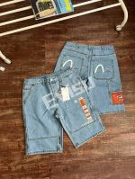 颜色 水洗蓝 尺码：30，32，34，36，28 线上 + Tb代购版本都在600+ 一样的东西 Evisu福神重工刺绣印花贴布宽松工装复古牛仔短裤！ 日制纯棉
