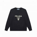 140 翻单出货Prada普拉达秋冬必备款胸前字母圆领毛衣 这件毛衣很普通很百搭 低调的休闲款 随便怎么搭都好看 两个颜色真的都特别好看 极简的气质风格 黑色百
