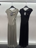 2660 Spring And Summer ！Ys*L，不规则肩扣压褶连衣裙， 貌似简单，骨子里散发着高档感， 领口自带弧度，整体线条流畅， 真丝面料勾勒出完
