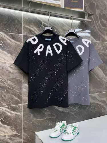 p110 25Ss Prada 普拉达手工喷画 logo精致灵感源自八十年代复古 原版面料 官方同款 短袖T恤 定制310克同缸染面料 手感非常舒服 春夏最新砖