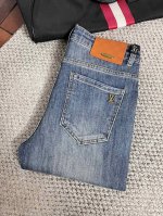 Lv- 2025Ss蛇年春夏牛仔裤 日常必备的完美之选 简单大气亦时尚有型 定制进口丹宁面料 重工洗水工艺 做工复杂工艺精湛 轻松迎合四季需要 手感柔软带弹力