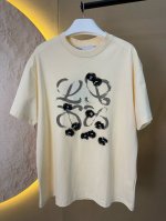 实价 Loe 宫崎骏联名小煤球大Logo刺绣短袖# 采用定制240G 100%新疆长绒棉面料，肤感舒适 质感十足。大标识Logo采用进口田岛机刺绣工艺打造，精密
