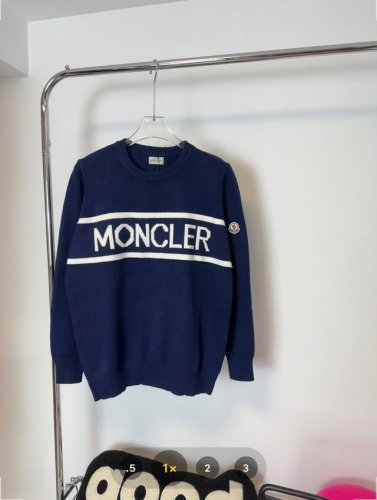款号：Hmy22# Moncler 蒙口情侣款春秋冬两色小标针织圆领毛衣 蒙口经典字母Logo用砂线针织拼接而成 7针提花机作业 纱线精选柔软舒适 不扎人 经典