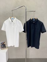 prada普拉达独家专供新款原单男士休闲翻领短袖 高端定制 高端版本 时尚百搭爆款进口面料 手感超柔软细腻 穿着亲肤舒适 高端精品 代工厂p精细做工 上身非常赞