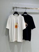 25Ss春夏上新 草莓酒杯子印花T恤 胸前手绘感杯身线条 撞色字体 唤醒慵懒假日氛围 Oversize廓形藏肉显瘦 衣柜里少不了的简约黑白T宽松版型 男女同款