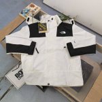 上新210 【款号：Dx9907】高版本 2025新款The North Face北面Tnf经典简约字母Logo印花多口袋防水透气软壳连帽冲锋衣外套，助你无惧低