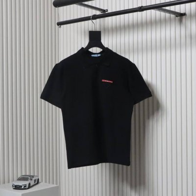prada 普拉达 25Ss 红色Logo饰条刺绣短袖T恤 面料采用高克重260G重精梳棉，定制1:1螺纹，面料舒适亲肤无异感，制定染面料，纺织密度高，垂感佳，