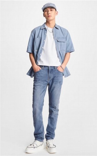 24春Lee夏新品705标准锥形精玉透凉中浅蓝男牛仔裤凉凉裤,全新的玉石丹宁布料在降低皮肤温度及挥发汗水方面均具备高度效能，为你在炎炎夏日迅速降温，排出贴身水气