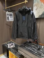 p430 Lv2025新款连帽外套夹克，高颜值高配款，精品，为造型增添酷帅！！！！客供定织混纺面料，立体裁剪，上身效果非常棒；百搭款，随心所欲打造多变的造型……