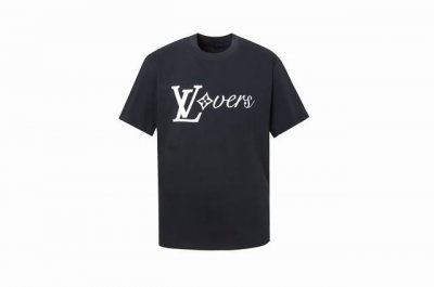 2406款 新款 高品质 Lv 路易威登23Ss 城堡字母短袖 进口印花手感光滑 面料采用纯棉双纱面料 上身效果宽松休闲 三标齐全 男女同款 码数:Xs S M