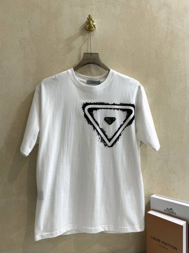 prada 普拉达涂鸦金属三角标短袖T袖 灵感源自八十年代复古 原版面料 官方同款 定制同缸染面料 手感非常舒服 春夏最新砖柜同步 时尚又个性 超级百搭好看的一