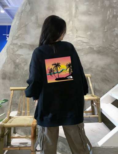 The North Face 北面黄昏海滩春季圆领卫衣 甄选新疆华棉面料 柔软舒适 手感软糯细腻 高克重 上身充满质感 非常轻便舒适 运动宽松版型不紧身 轻松驾