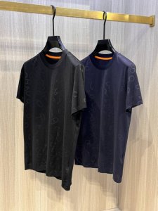 型号Hl132#，爱马家 2025春夏最新丝光棉起角男士圆领T恤衫，通体装饰H家各式马扣+马口衔图案，彰显H家当仁不让的首席马具地位，采用定制开模整衣压花工艺，