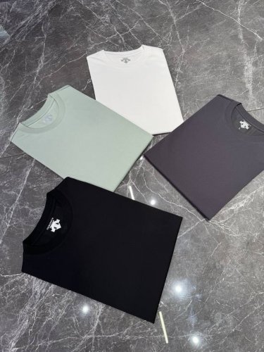 descente 25Ss常规版型户外T恤！立体裁剪设计.运动风格律动感线条搭配.舒适得体！原版专业户外高科技聚酯纤维面料！触感有质感.面料挺括有筋骨.舒适有弹