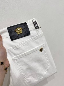 范思哲 2025春夏男士水洗小直筒牛仔裤！贸易公司渠道牛货，品相超赞，时尚圈万能的百搭裤王，欧美街拍中高频穿搭示范，皮革腰牌Logo设计！且是奢侈品牌每季必出的