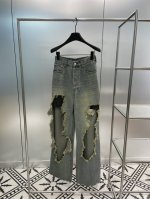 新品两件拼接破洞牛仔裤 日本牛仔布中性设计大号版型剪裁 中腰隐藏式纽扣门襟 内衬拼接格纹棉质短裤 前面背面大裂口破洞 背面嵌有字母拼布标识 独家工艺 男女同款