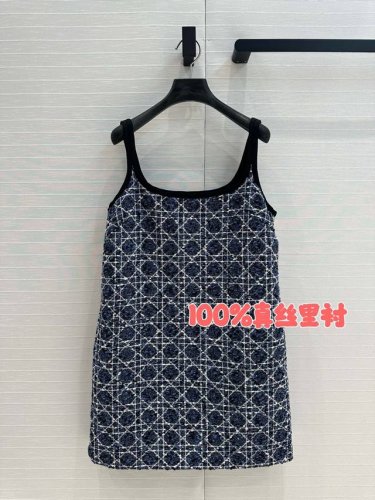 独家首发高端原单品质！认准我家100%真丝里衬。 Dio*25早春限定蓝白戴妃藤格纹吊带连衣裙，白富美必入单品，开发定制立体编织粗花呢面料立体挺阔！财阀千金减龄