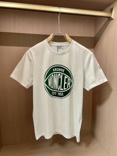 Moncler2025春夏新品限定圆形字母印花短袖T恤；定制100支双股丝光长绒棉面料，胸前圆形Moncler Est 1952字母印花工艺，黑色搭配白色，白色
