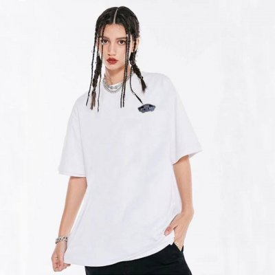 万针刺绣万斯Vans 基础Loog百搭260克重磅纯棉短袖T恤简约圆领落肩短袖 此款用的是加宽领口设计做的非常挺用料非常给力百洗领口也不会松垮，衣服版型风格采用