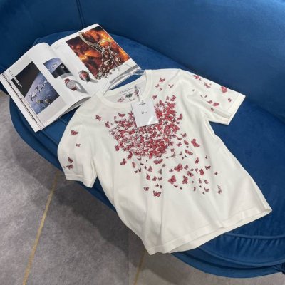 dio* 早春新品上架 蝴蝶刺绣图案针织短袖质感复古 养肤又舒适 沿用活性刺绣工艺 呈现出灵动花卉蝴蝶图案 上身气质时髦 单穿叠穿都显高级时髦 营造出氛围感穿搭
